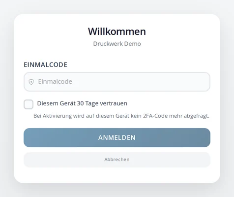 Anmeldeseite des Backends im Schritt Einmalcode: leeres Feld „Einmalcode“, Kästchen „Diesem Gerät 30 Tage vertrauen“ mit dem Hinweis, dass auf diesem Gerät dann kein 2FA-Code mehr abgefragt wird, darunter die Knöpfe Anmelden und Abbrechen