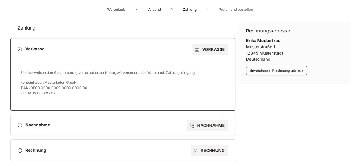 Checkout-Schritt „Zahlung“ im Shop: Vorkasse ausgewählt mit der Beschreibung „Sie überweisen den Gesamtbetrag vorab auf unser Konto, wir versenden die Ware nach Zahlungseingang.“ und der Bankverbindung Musterladen GmbH, IBAN DE00 0000 0000 0000 0000 00, BIC MUSTDEXXXXX; darunter Nachnahme und Rechnung, rechts die Rechnungsadresse Erika Musterfrau, Musterstraße 1, 12345 Musterstadt, Deutschland